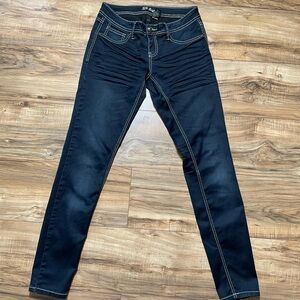 Junior Dark Wash Low Rise Zco  Skinny Jeans Size (26” X 30”)